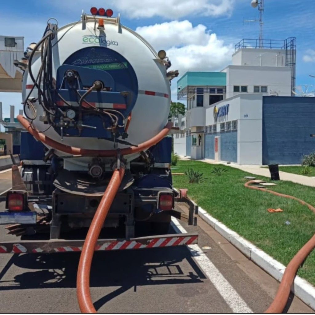 Caminhão limpa fossa da Ecológica Facilities